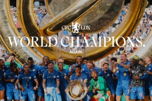 切尔西官推晒捧杯瞬间纪念海报：切尔西再次成为世界冠军！