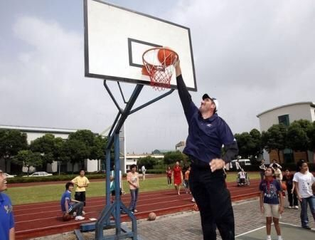 看了照片才相信，原来世界上真有人能站扣！中国就有一人|扣篮|NBA|蒂姆·波尔|博班|穆雷桑_新浪体育_新浪新闻
